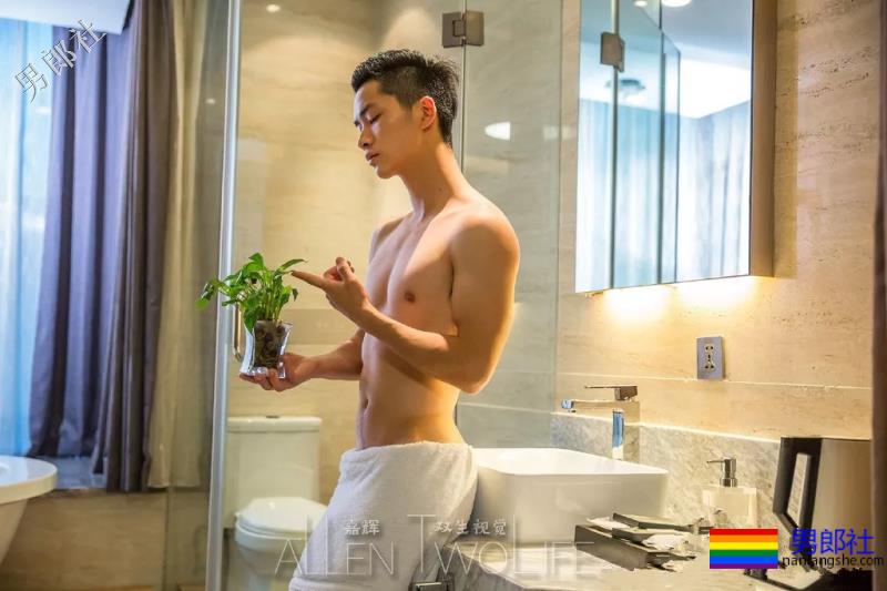 肌肉寸头小狼狗穿内裤玩自拍，网红男模曾多次献身“奔·放”写真！ - 51虹马