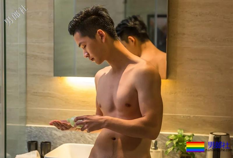 肌肉寸头小狼狗穿内裤玩自拍，网红男模曾多次献身“奔·放”写真！ - 51虹马