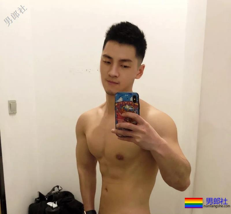 肌肉寸头小狼狗穿内裤玩自拍，网红男模曾多次献身“奔·放”写真！ - 51虹马