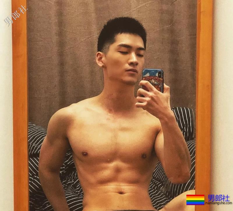 肌肉寸头小狼狗穿内裤玩自拍，网红男模曾多次献身“奔·放”写真！ - 51虹马