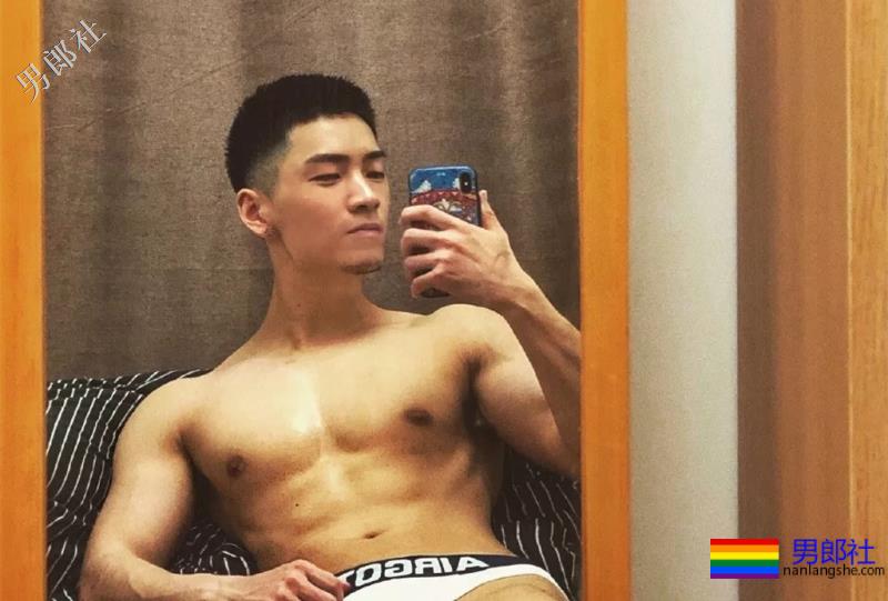 肌肉寸头小狼狗穿内裤玩自拍，网红男模曾多次献身“奔·放”写真！ - 51虹马