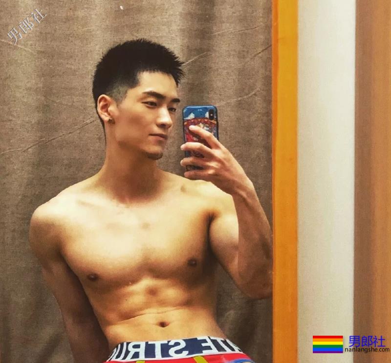 肌肉寸头小狼狗穿内裤玩自拍，网红男模曾多次献身“奔·放”写真！ - 51虹马