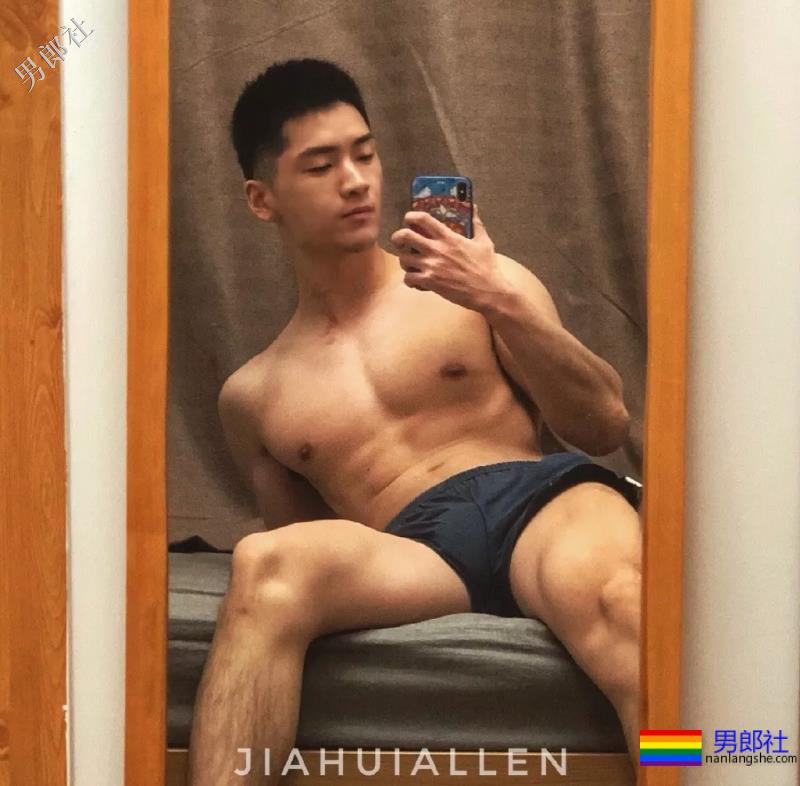 肌肉寸头小狼狗穿内裤玩自拍，网红男模曾多次献身“奔·放”写真！ - 51虹马