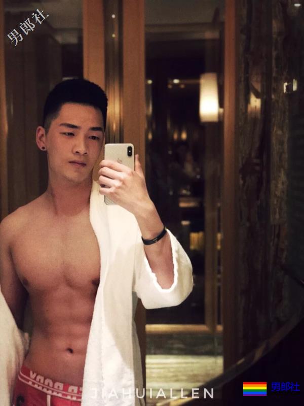 肌肉寸头小狼狗穿内裤玩自拍，网红男模曾多次献身“奔·放”写真！ - 51虹马