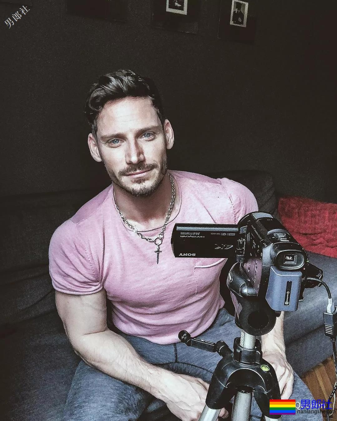 世界同志先生选出来了？是他。 - 51虹马