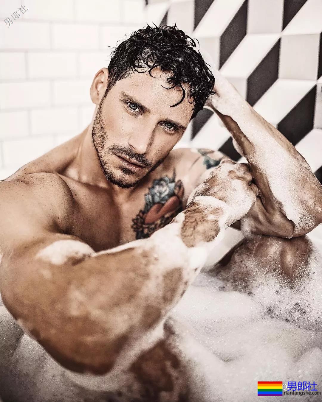 世界同志先生选出来了？是他。 - 51虹马