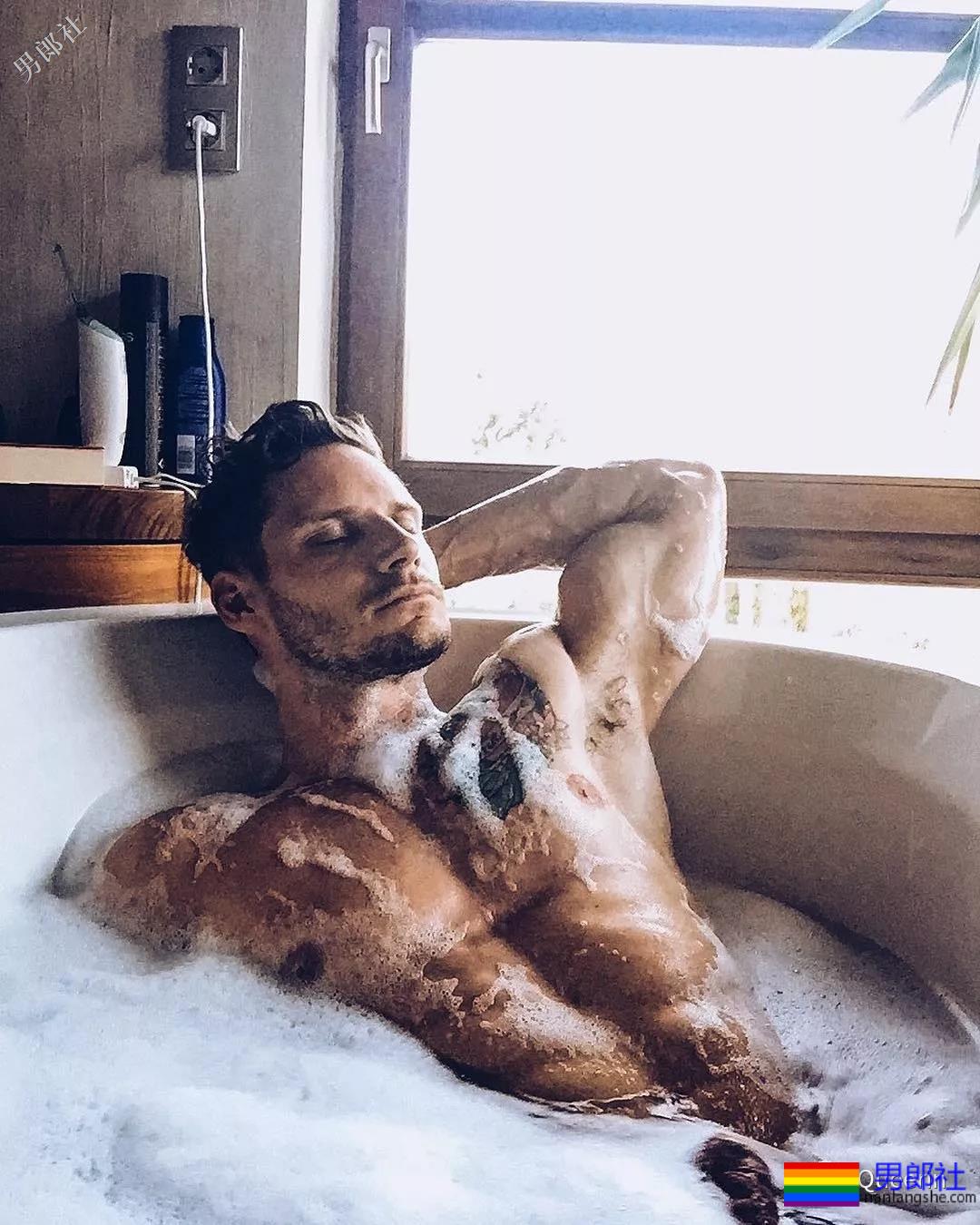 世界同志先生选出来了？是他。 - 51虹马