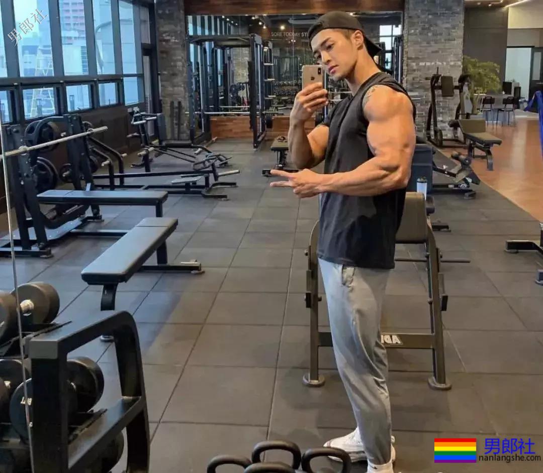 体育男颜值满分,一身硬肌很大！ - 51虹马