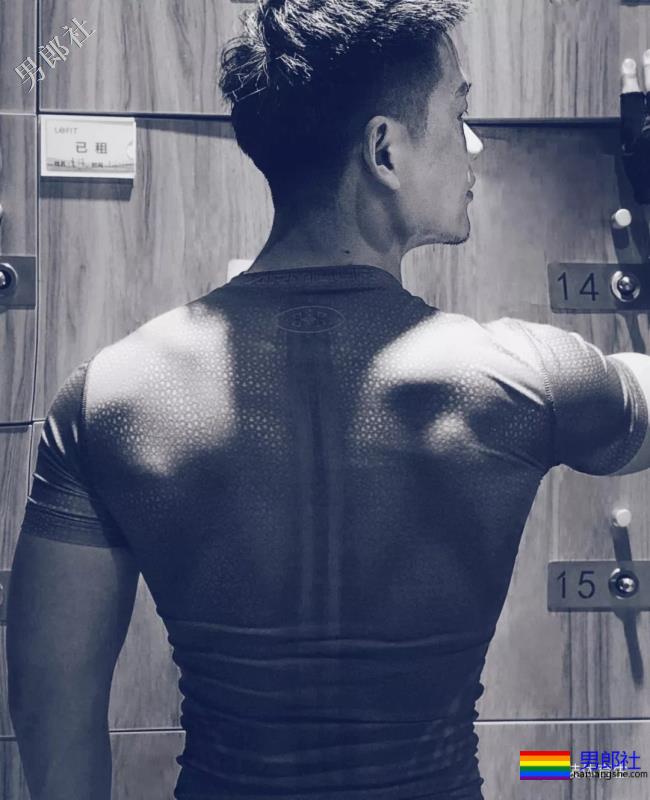 单眼皮肌肉寸头男攻 - 51虹马