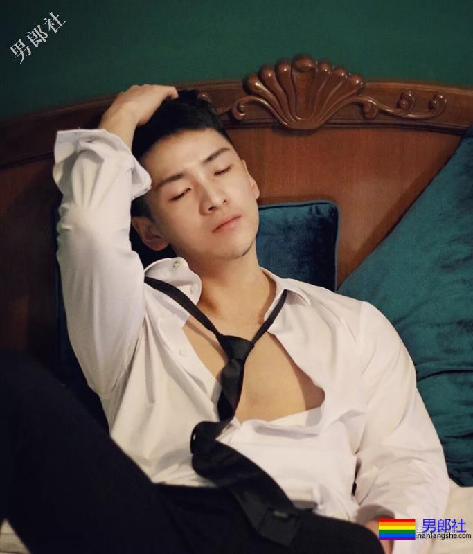 单眼皮肌肉寸头男攻 - 51虹马