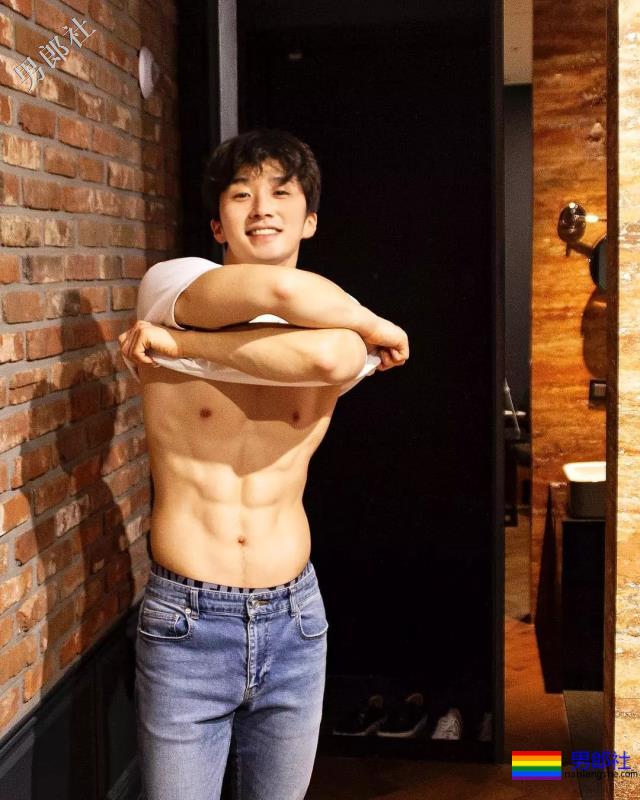 又白又奶的肌肉小狼狗，被这波硬照帅到血崩！ - 51虹马