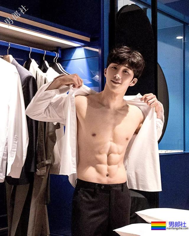 又白又奶的肌肉小狼狗，被这波硬照帅到血崩！ - 51虹马