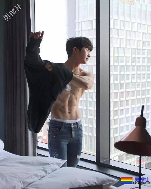 又白又奶的肌肉小狼狗，被这波硬照帅到血崩！ - 51虹马