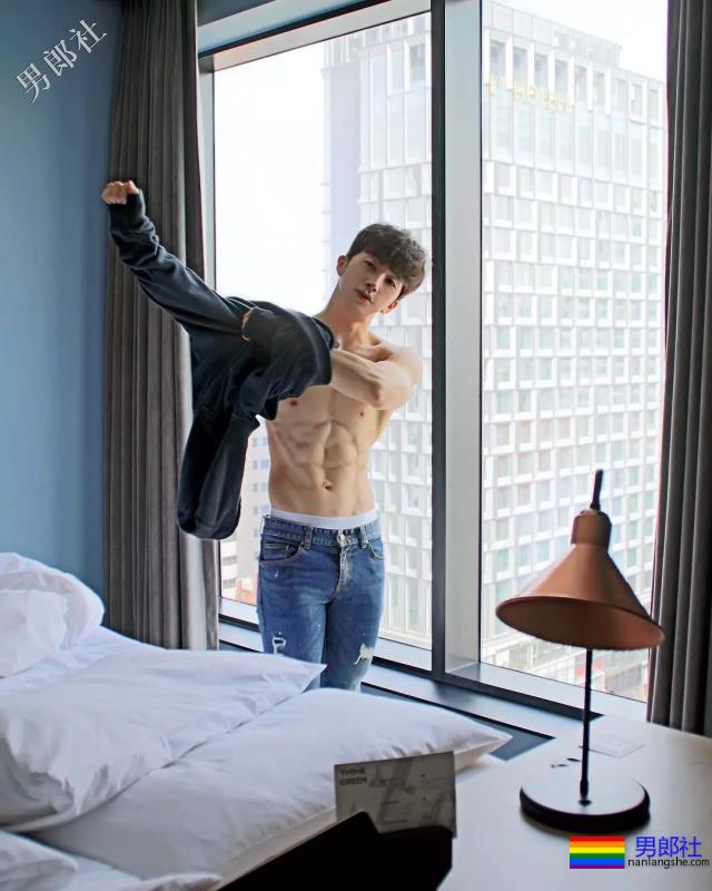 又白又奶的肌肉小狼狗，被这波硬照帅到血崩！ - 51虹马