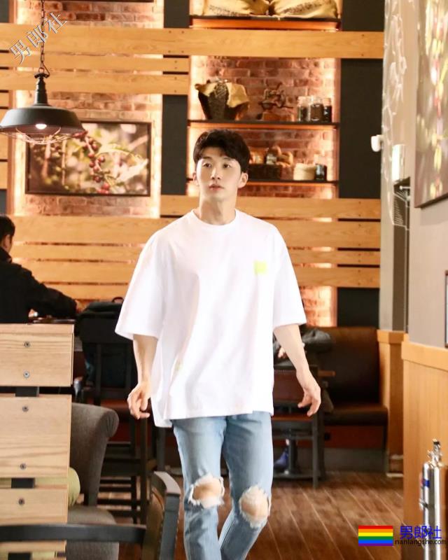 又白又奶的肌肉小狼狗，被这波硬照帅到血崩！ - 51虹马