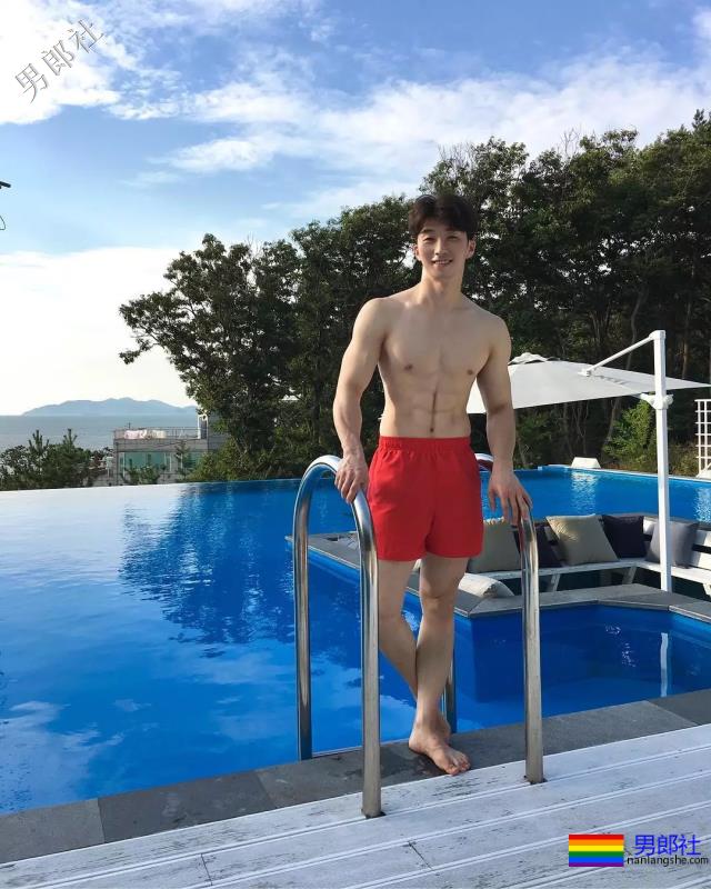 又白又奶的肌肉小狼狗，被这波硬照帅到血崩！ - 51虹马