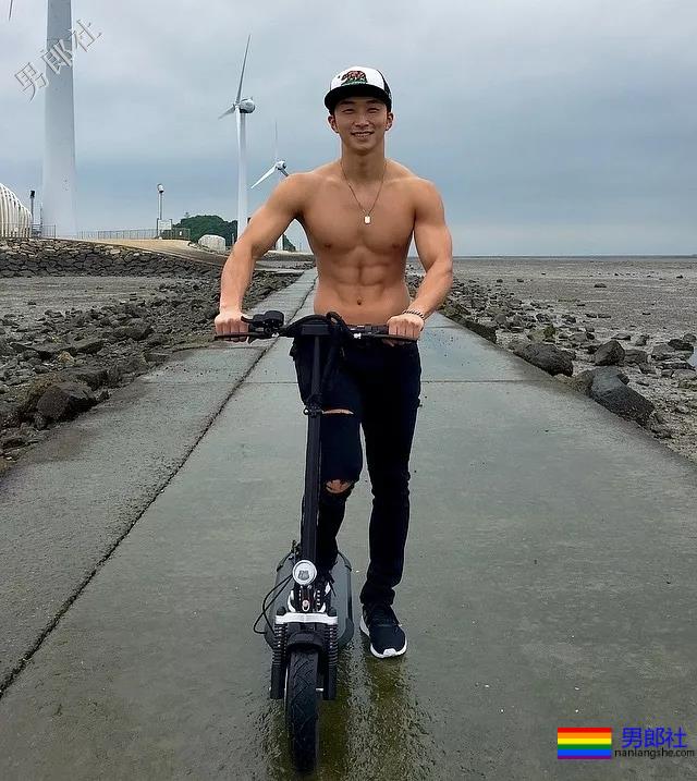 又白又奶的肌肉小狼狗，被这波硬照帅到血崩！ - 51虹马