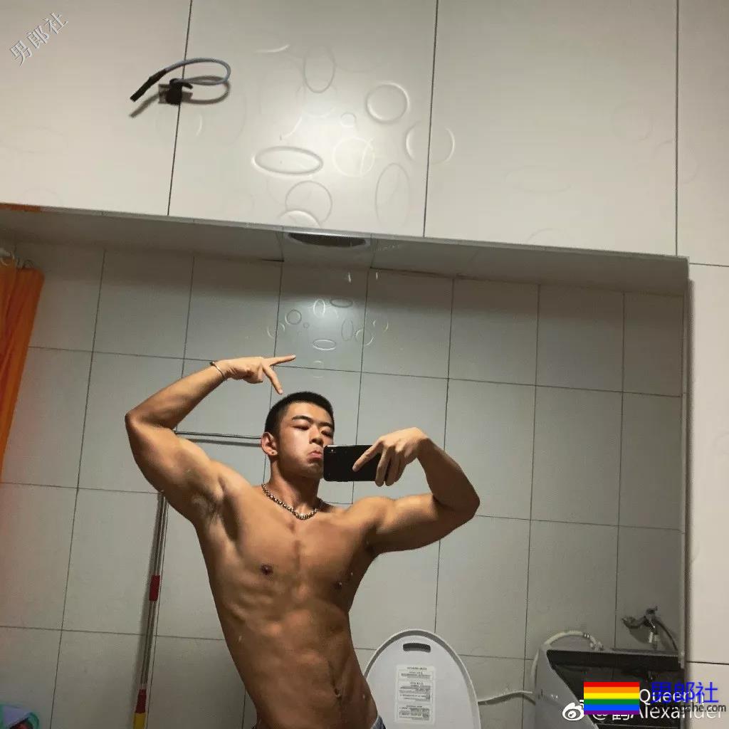 井盖队长又有新硬照，但我关注点竟然是他？ - 51虹马