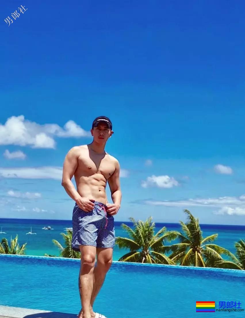 名媛男模公开“陪游”服务，还卖原味内衣！ - 51虹马