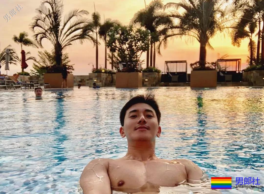 名媛男模公开“陪游”服务，还卖原味内衣！ - 51虹马