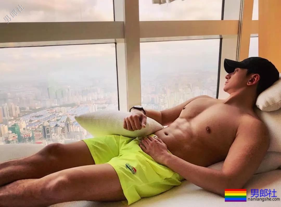 名媛男模公开“陪游”服务，还卖原味内衣！ - 51虹马