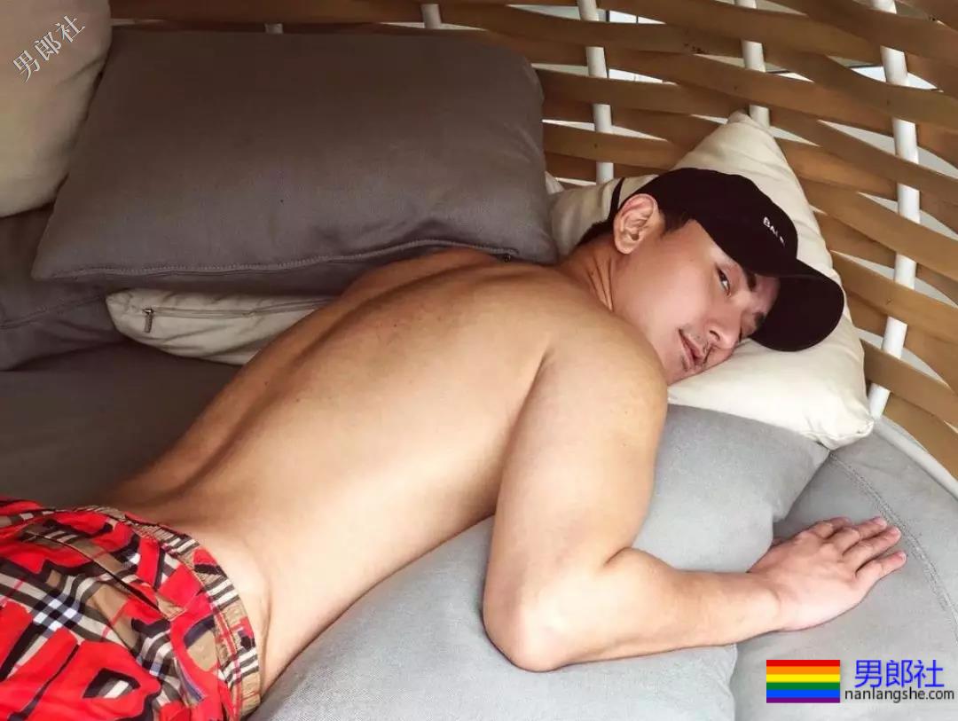 名媛男模公开“陪游”服务，还卖原味内衣！ - 51虹马