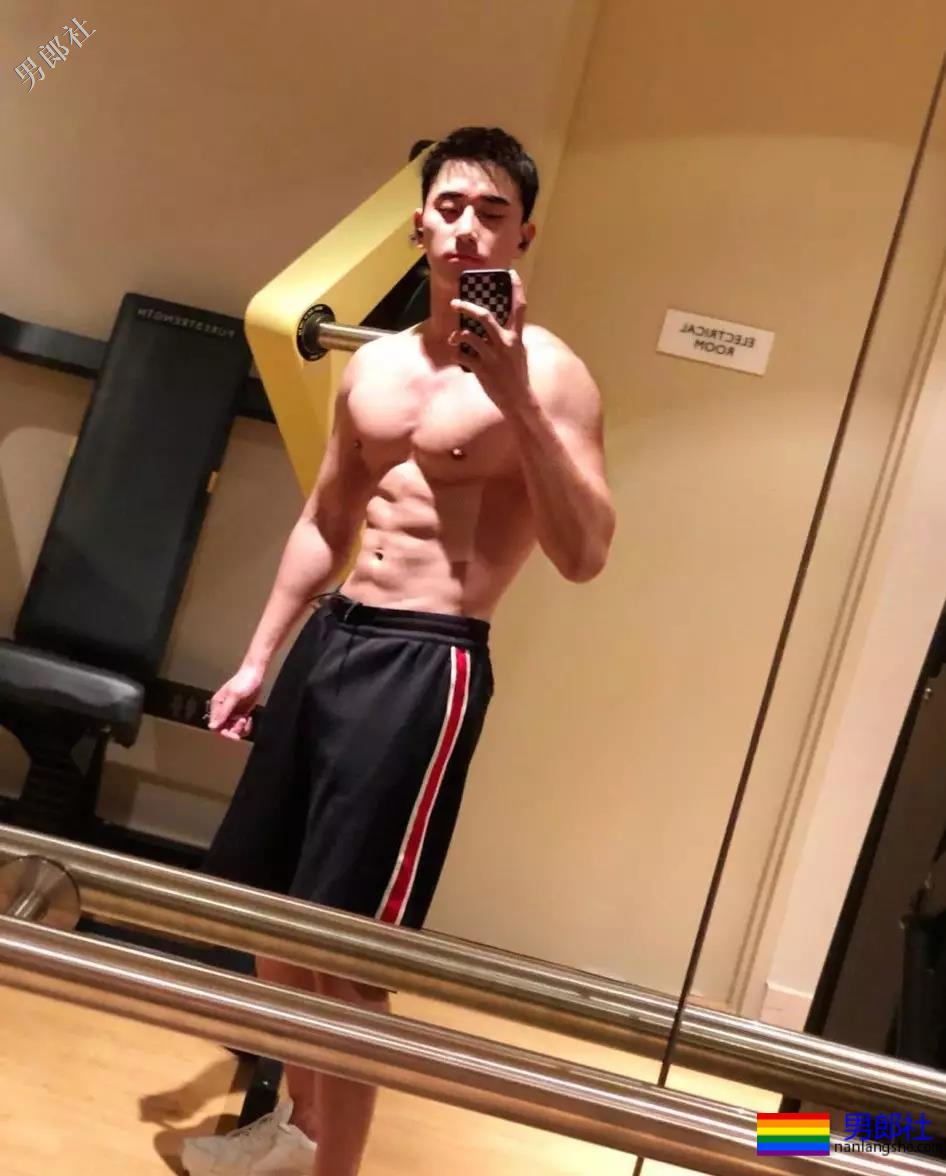 名媛男模公开“陪游”服务，还卖原味内衣！ - 51虹马