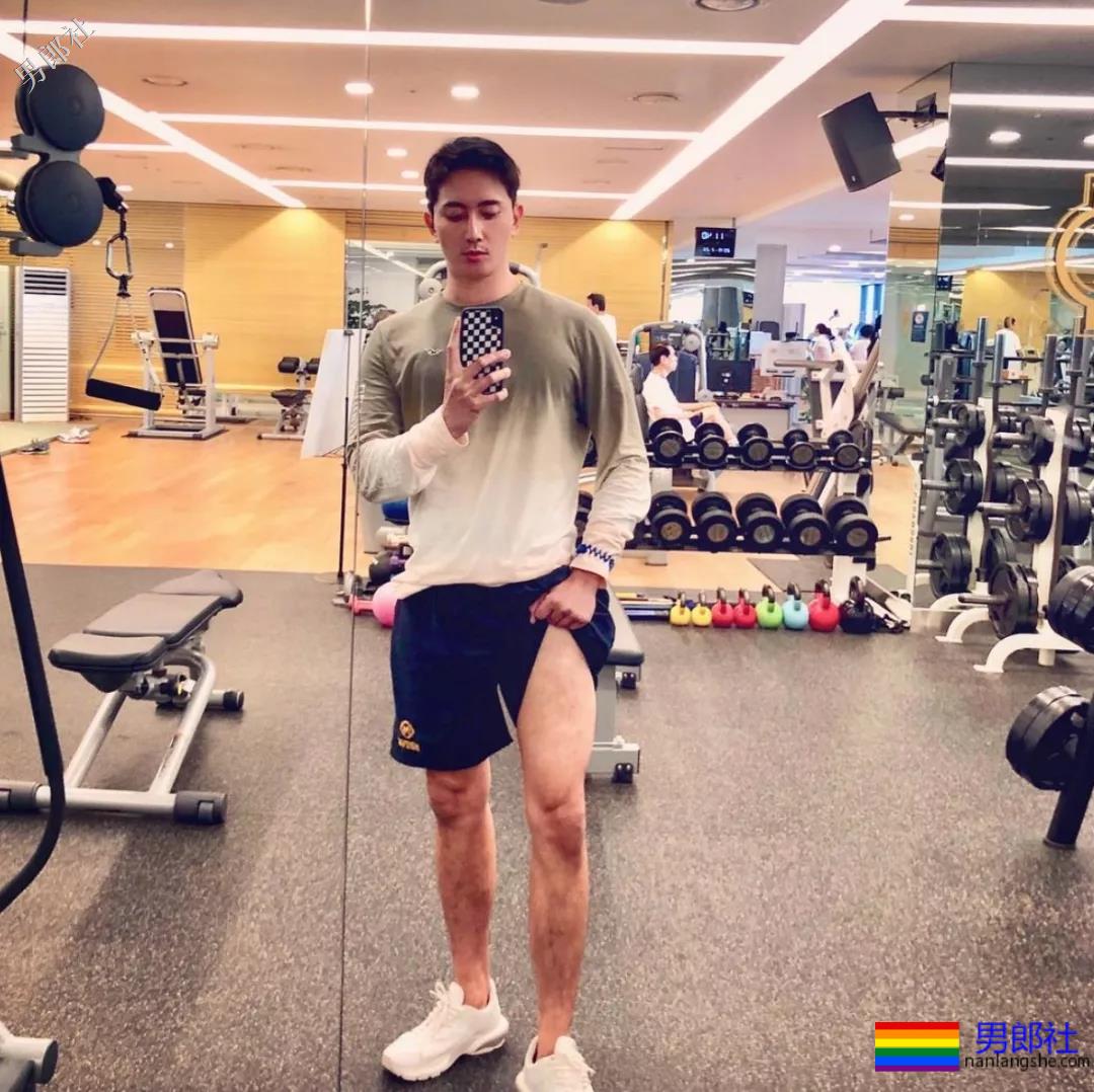 名媛男模公开“陪游”服务，还卖原味内衣！ - 51虹马