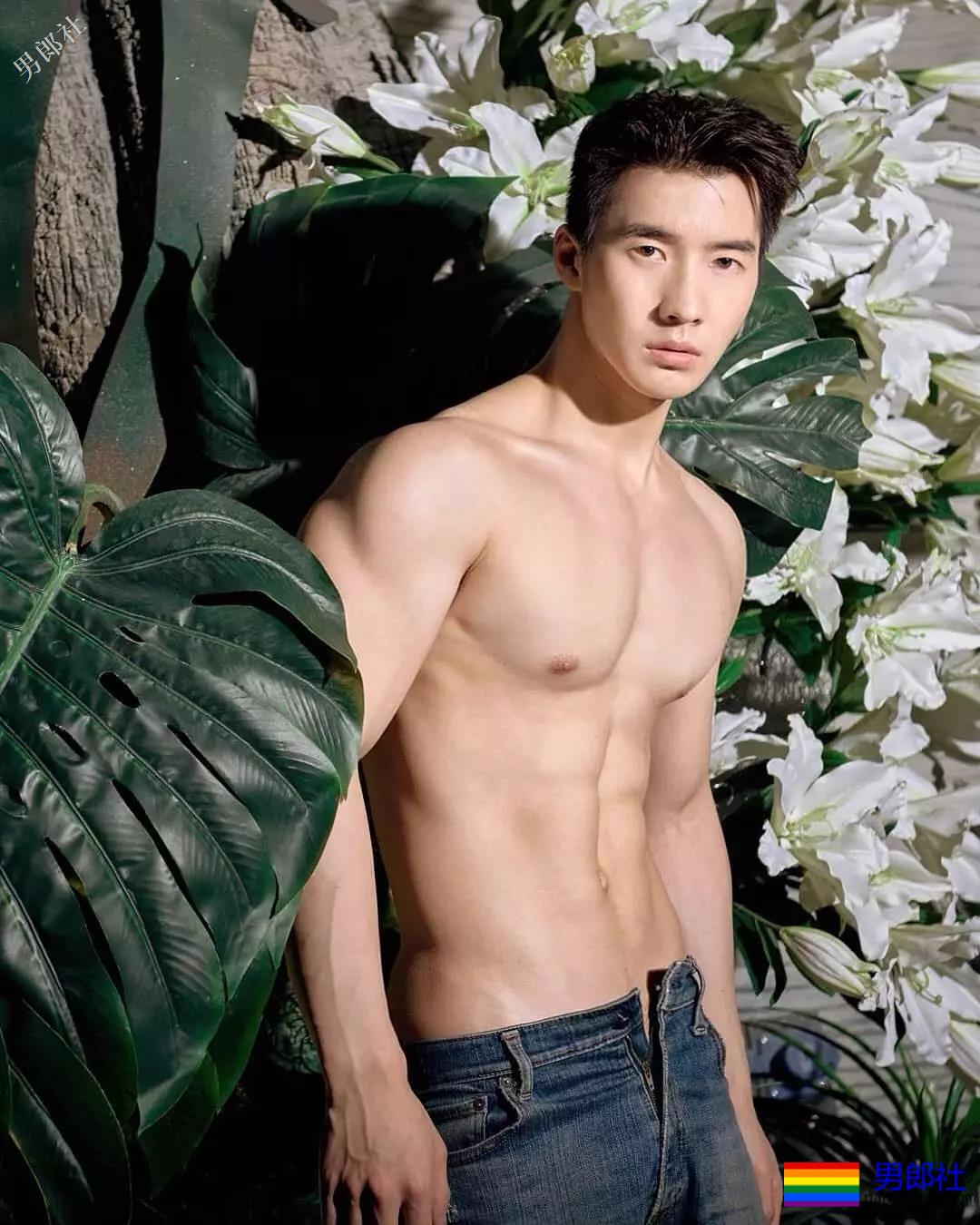 大鼻子男模遭质疑整容,拍写真被指塞袜子!-51虹马