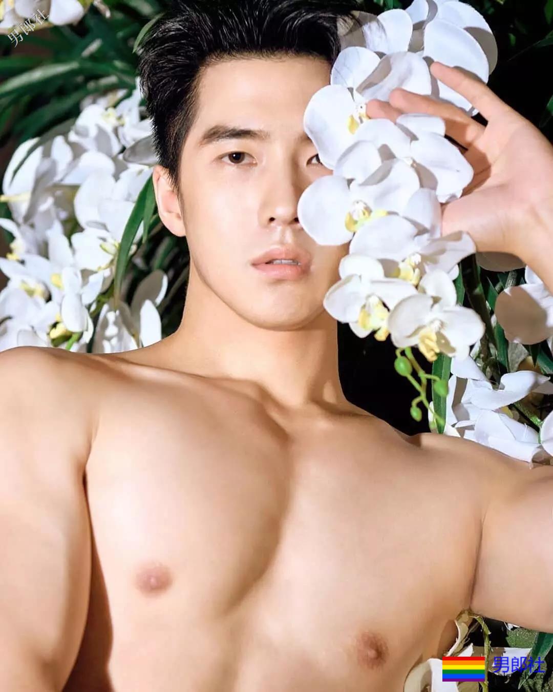 大鼻子男模遭质疑整容，拍写真被指塞袜子！ - 51虹马