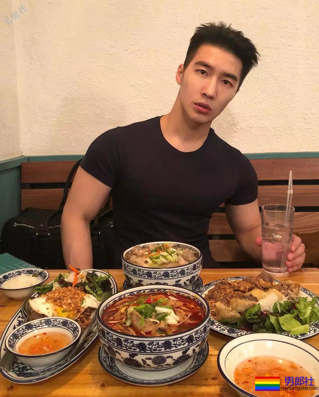 大鼻子男模遭质疑整容，拍写真被指塞袜子！ - 51虹马