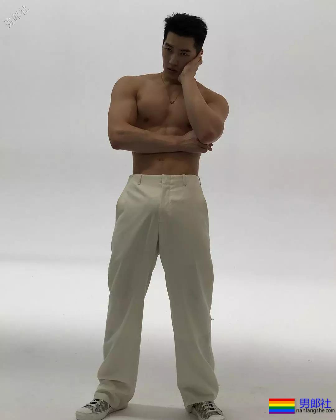 大鼻子男模遭质疑整容，拍写真被指塞袜子！ - 51虹马