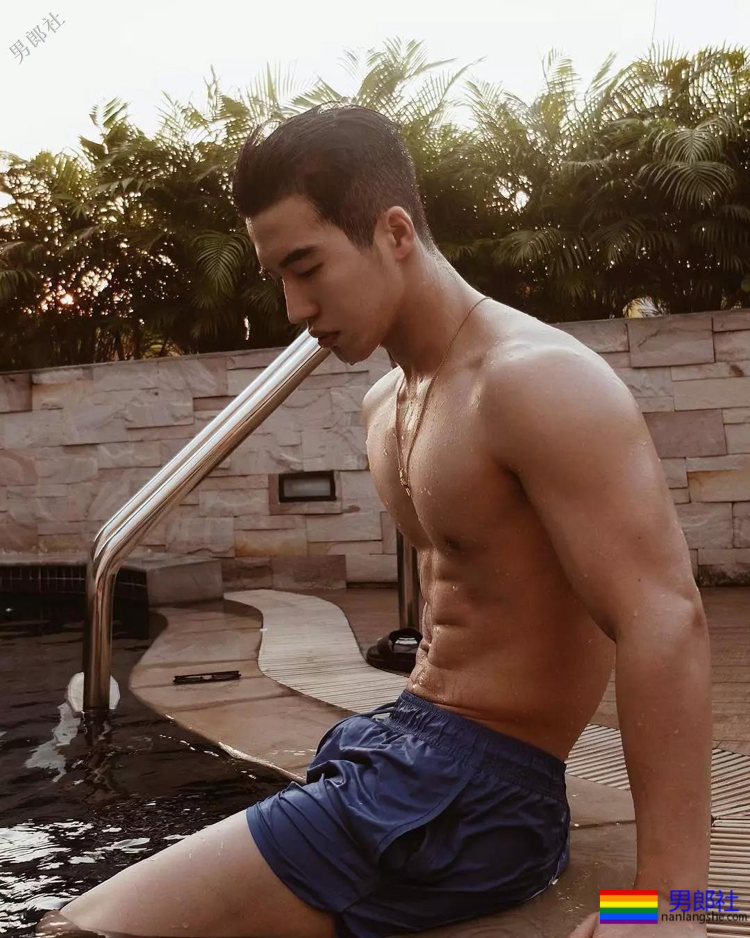 大鼻子男模遭质疑整容，拍写真被指塞袜子！ - 51虹马