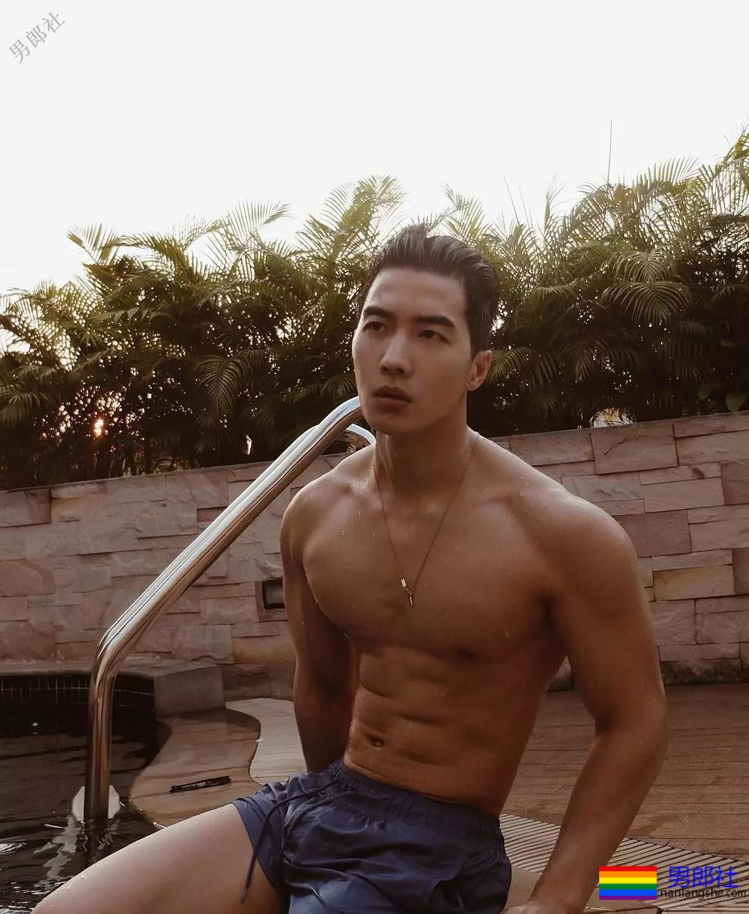 大鼻子男模遭质疑整容，拍写真被指塞袜子！ - 51虹马