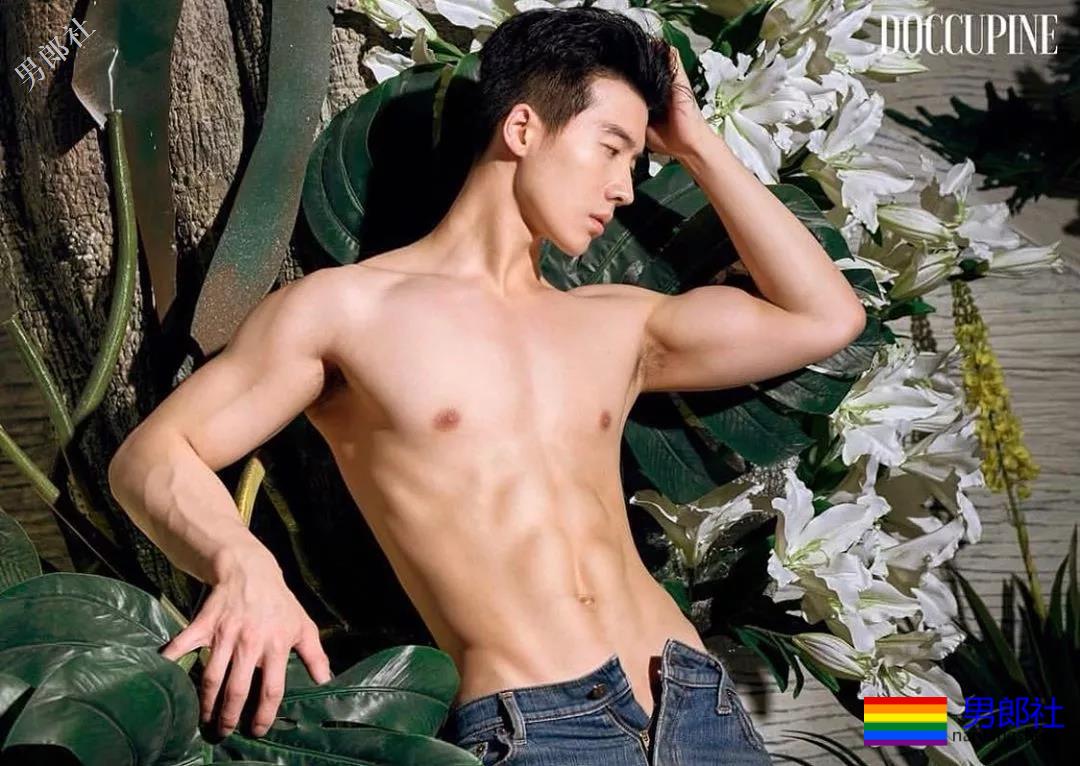 大鼻子男模遭质疑整容，拍写真被指塞袜子！ - 51虹马