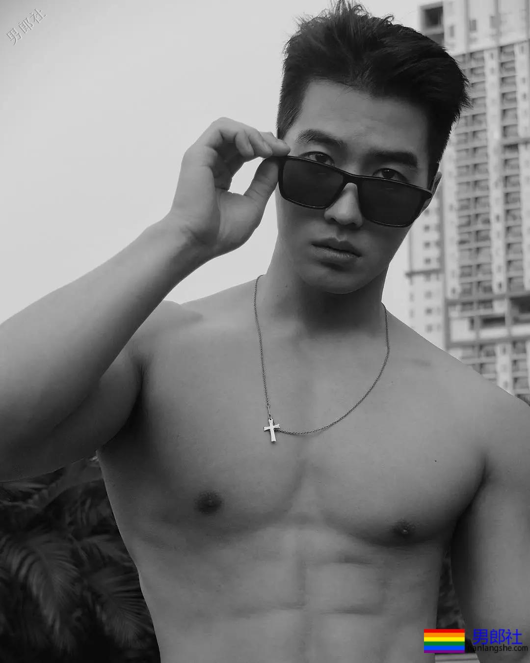 大鼻子男模遭质疑整容，拍写真被指塞袜子！ - 51虹马