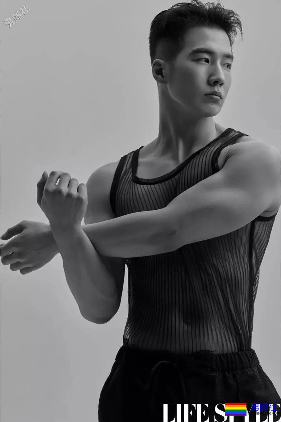 大鼻子男模遭质疑整容，拍写真被指塞袜子！ - 51虹马