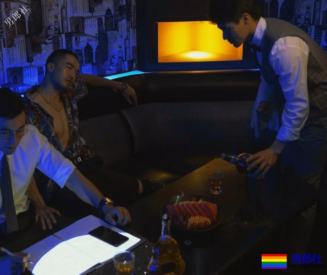 抓拍KTV偶遇的正装痞子大胸肌肉男，拔掉正装现榨汁机公狗腰！-51虹马