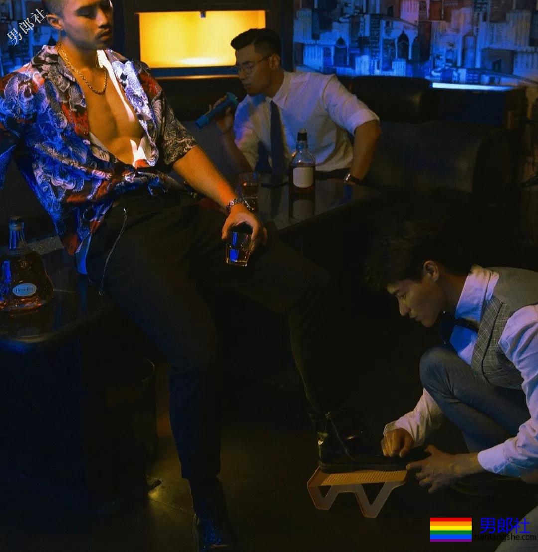 抓拍KTV偶遇的正装痞子大胸肌肉男，拔掉正装现榨汁机公狗腰！ - 51虹马