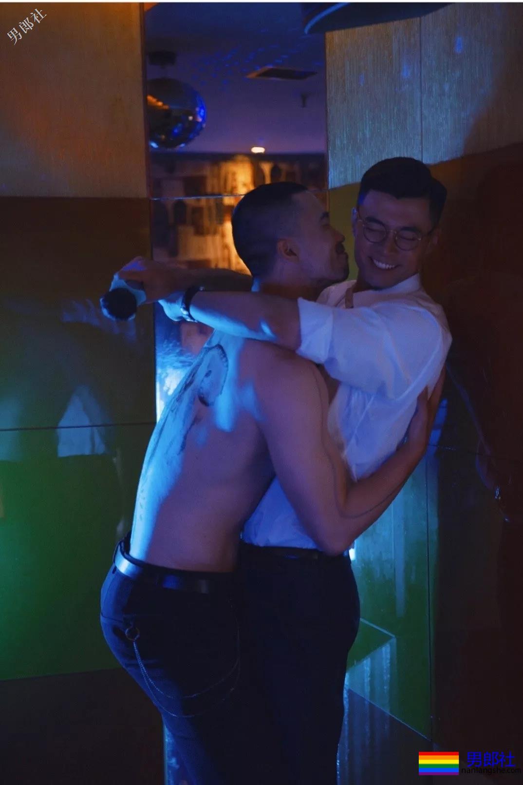 抓拍KTV偶遇的正装痞子大胸肌肉男，拔掉正装现榨汁机公狗腰！ - 51虹马