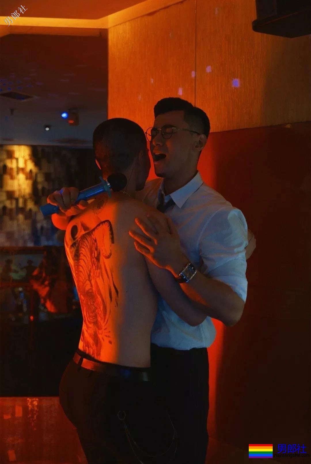 抓拍KTV偶遇的正装痞子大胸肌肉男，拔掉正装现榨汁机公狗腰！ - 51虹马