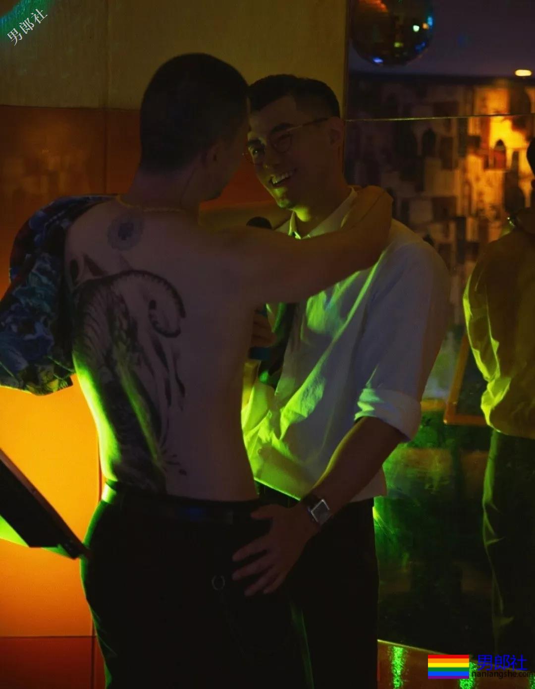 抓拍KTV偶遇的正装痞子大胸肌肉男，拔掉正装现榨汁机公狗腰！ - 51虹马