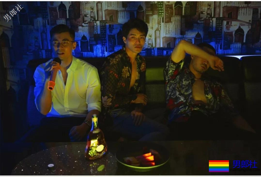 抓拍KTV偶遇的正装痞子大胸肌肉男，拔掉正装现榨汁机公狗腰！ - 51虹马