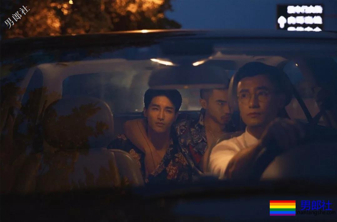 抓拍KTV偶遇的正装痞子大胸肌肉男，拔掉正装现榨汁机公狗腰！ - 51虹马