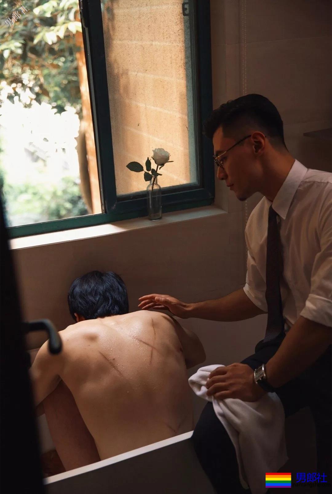 抓拍KTV偶遇的正装痞子大胸肌肉男，拔掉正装现榨汁机公狗腰！ - 51虹马