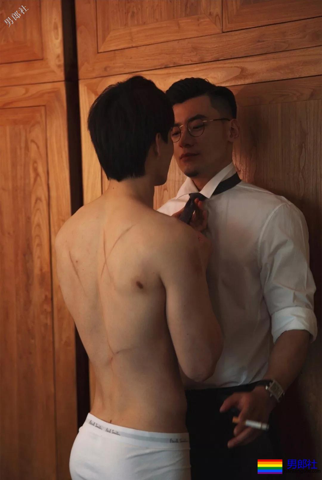 抓拍KTV偶遇的正装痞子大胸肌肉男，拔掉正装现榨汁机公狗腰！ - 51虹马