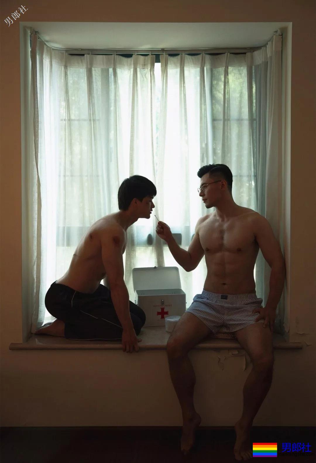 抓拍KTV偶遇的正装痞子大胸肌肉男，拔掉正装现榨汁机公狗腰！ - 51虹马