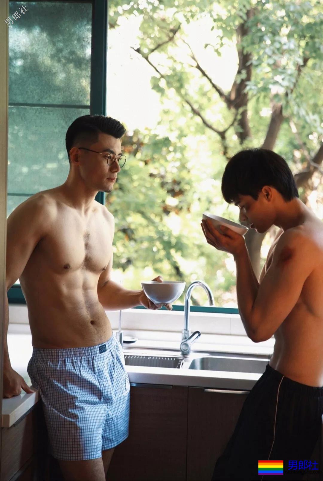 抓拍KTV偶遇的正装痞子大胸肌肉男，拔掉正装现榨汁机公狗腰！ - 51虹马