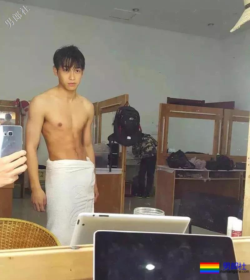 彭昱畅董力出演新版《网球王子》，一水的长腿腹肌小鲜肉！ - 51虹马