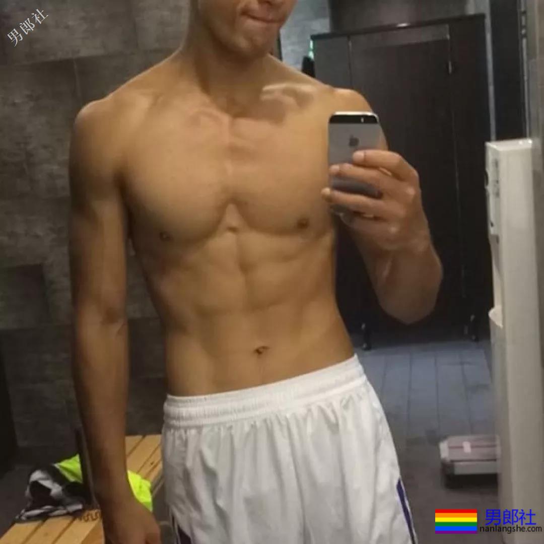 小狼狗的搓衣板黝黑腹肌任你玩！ - 51虹马